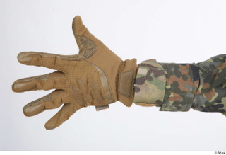 Photos Frankie Perry US Army gloves hand 0006.jpg